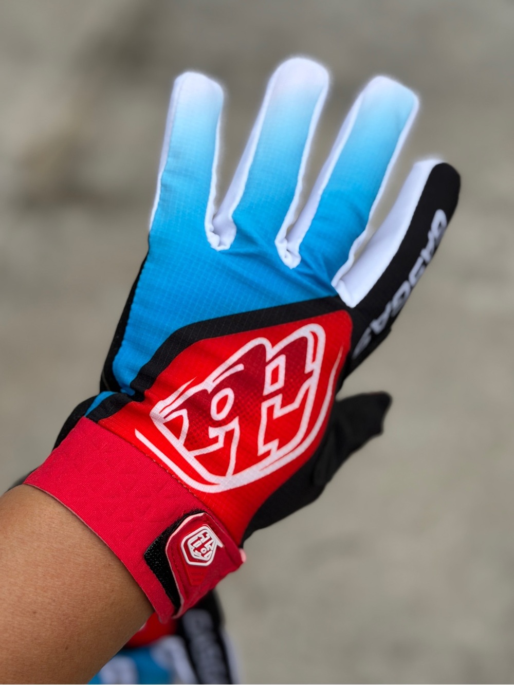 Gloves - Picture 3 of 11